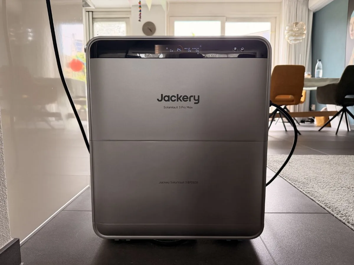 Moet je je thuisbatterij uitzetten als je op vakantie gaat?