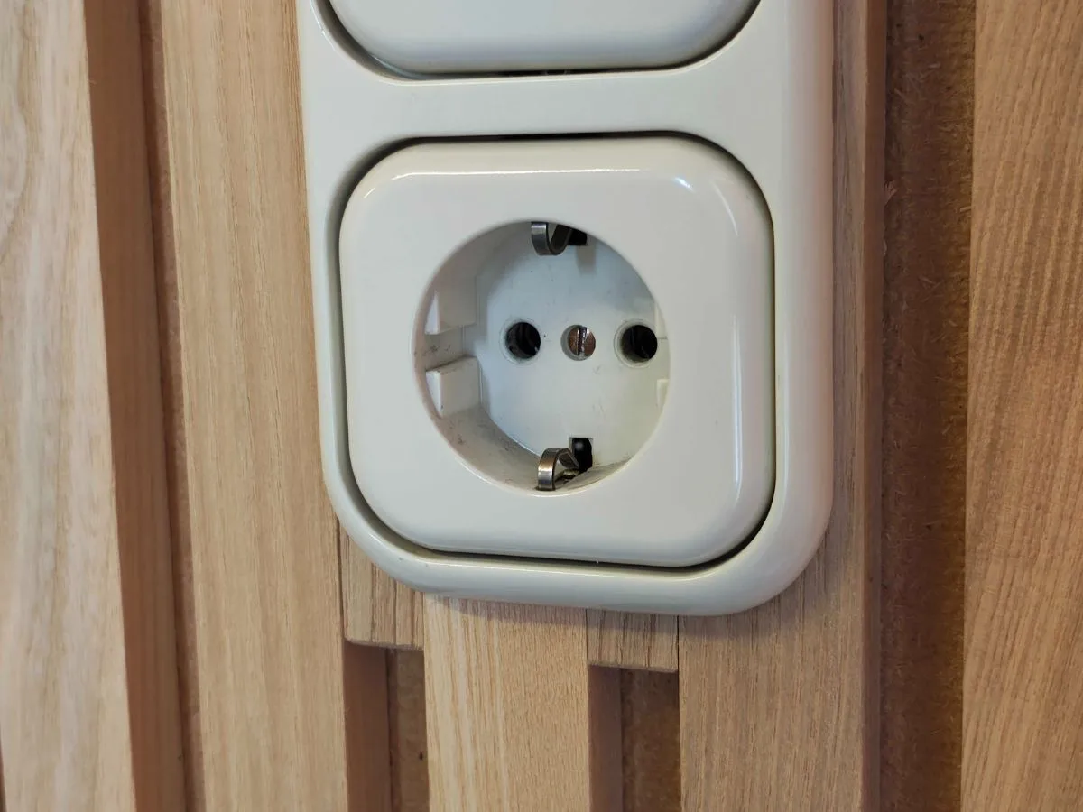 Plug-in thuisbatterij op een ongeaard stopcontact: kan dat?
