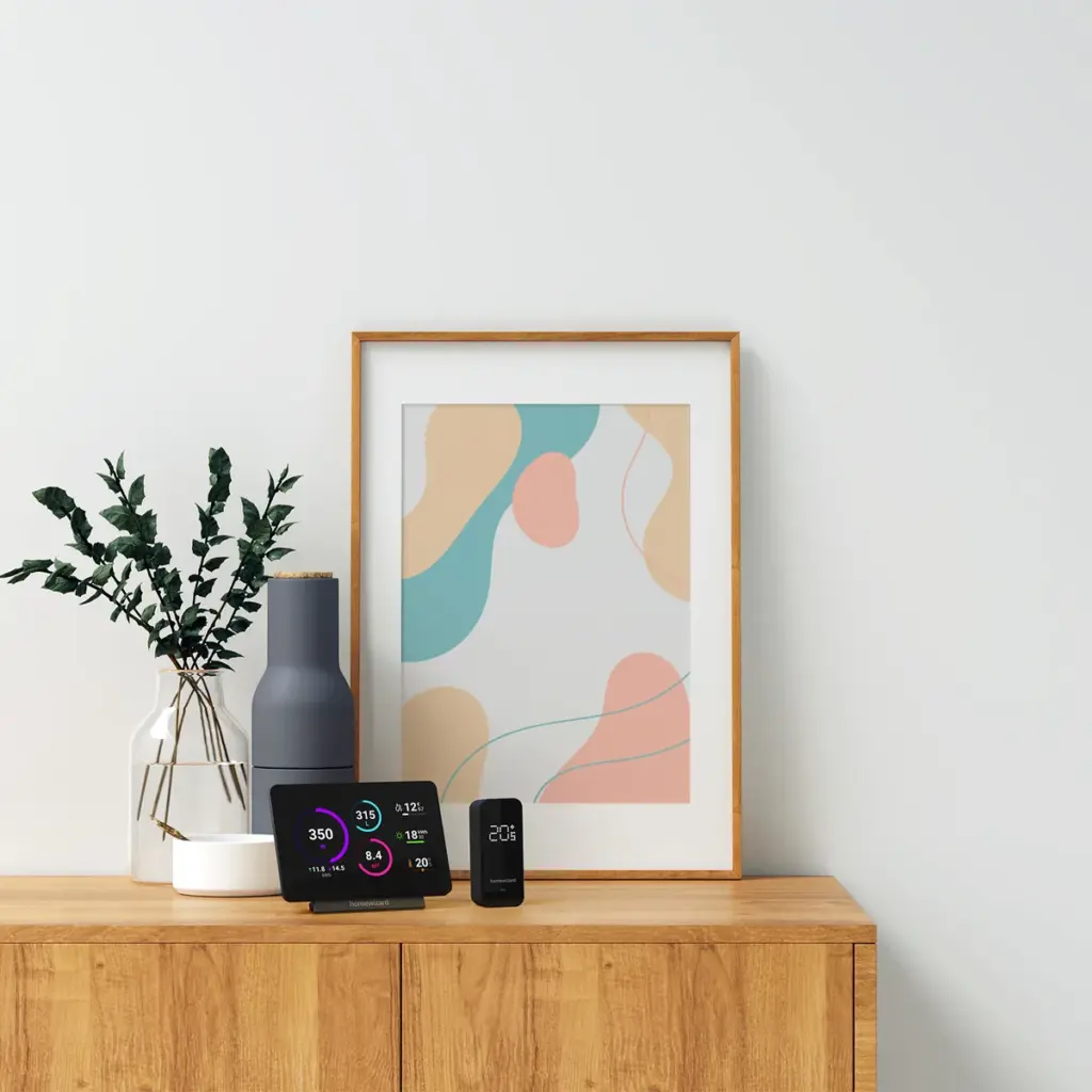 De HomeWizard Temperature Humidity Meter naast de Energy Display op een dressoir